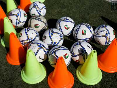 Tutto qui profuma di Nazionale, con i palloni bianchi con strisce azzurre...